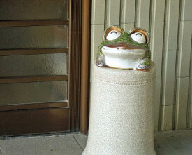 信楽焼 カエル 笑い 置物 7号 陶器 かわいい かえる 大きい 蛙 おしゃれ グッズ 玄関 雑貨 庭 巨大 ギフト 信楽焼き 焼き物 やきもの(MB105-14G)
