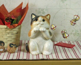 信楽焼 猫 置物 幸福 6号 三毛 陶器 猫の置物 おしゃれ ねこ 玄関に インテリア アンティーク ネコ 雑貨 開店祝い 信楽焼き 焼き物 やきもの(MB102-10G)