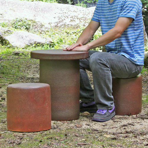 信楽焼のガーデンテーブル スツールの3点セット 陶器製 アウトドア 雨ざらしOK バーベキュー用のテーブルとしても 北欧 アンティーク調 おしゃれ ガーデンチェア 椅子 信楽焼 ガーデンテーブル テーブル×1 最高品質の セット MA131-07G ガーデンチェア×2 15号 陶器 スツール付き バーベキュー 3点 アンティーク 最初の コゲ緋色 スカーレット