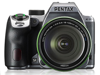 全天候型デジタル一眼レフカメラ PENTAX K-70 ボディと簡易防滴7.5倍の高倍率ズームレンズキット 【お得な梱包B級品もあります！】 PENTAX ペンタックス K-70 18-135WR キット（シルキーシルバー） 【catokka】