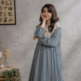 【梅春支度】ワンピース「品格を纏う清涼ブルー、視線を集める大人のレース襟」3シーズン着回せる快適素材、チェック柄の織り地も心地よい一枚【ブルー】【コットン100%】「2025春夏新作 第1章」【117043】