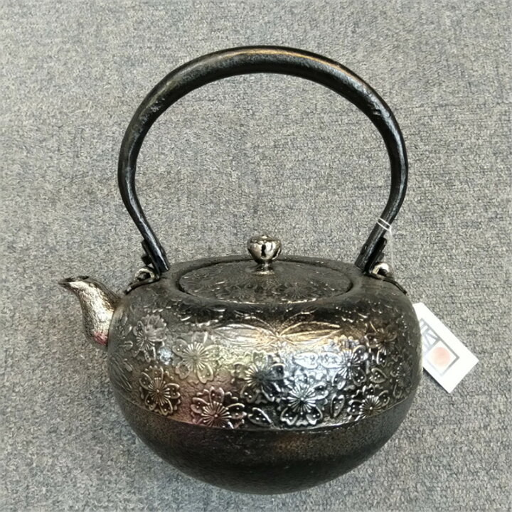 楽天市場】南部鉄瓶 薫山工房 砂鉄製 砂鉄鉄瓶 鉄鉢型 砂鉄 桜 1.4L  