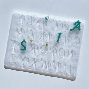 【シリコンモールド】アルファベット ミニサイズアルファベット付き 通し穴 イニシャル 推し 英語 英字 トレカケース ネームタグ キーホルダー レジン シリコン型 粘土型 デコパーツ 飾り
