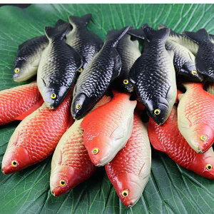 撮影小物 子供向け リアル フェイクフィッシュ 食品サンプル 鯉 鮒 魚模型 プラスチック製 ディスプレイ オブジェ 赤色 黒色(x2)