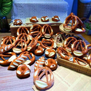 食品サンプル ドイツ プレッツェル パン スティック 模型 リアル フェイクフード おもちゃ ディスプレイ用 置物 オブジェ 店舗装飾 撮影小物 ショーウィンドウ PU素材(x2)