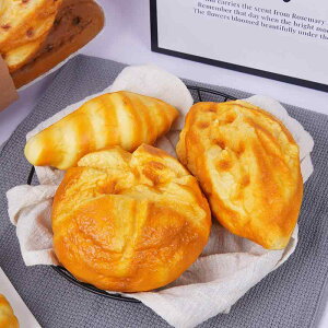 玩具 低反発スクイーズ パン型 ストレス解消グッズ リアルな食品サンプル クロワッサン 握り心地良い おもしろ雑貨(x2)