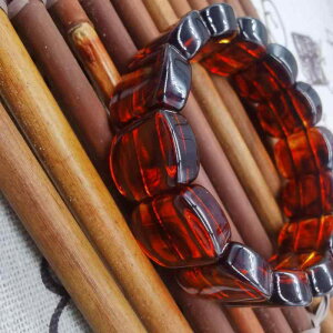 ブレスレット 男女兼用 樹脂製 琥珀風 アンバー パワーストーン ブラッドアンバー フラワーアンバー エスニック 民族調 スクエア 幾何学デザイン 数珠ブレスレット カジュアルスタイル 約14