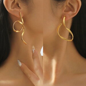 ピアス イヤリング レディース 欧米風 クール エレガント 大ぶり ドロップ ラインデザイン アシンメトリー 幾何学モチーフ 個性的 モード系 合金製 電気メッキ ゴールド シルバー