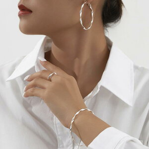 アクセサリーセット レディース 欧米風 インスタ風 シンプル 万能 幾何学 ビッグサークル イヤリング ブレスレット 指輪 シルバー オフィス カジュアル ツイスト 電気メッキ加工