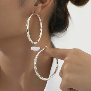 フープピアス レディース 大ぶり 個性的 存在感抜群 シンプル おしゃれ 上品 エレガント クール 欧米風 合金製 電気メッキ加工 シルバー ゴールド デイリーユース カジュアル オフィス フォ