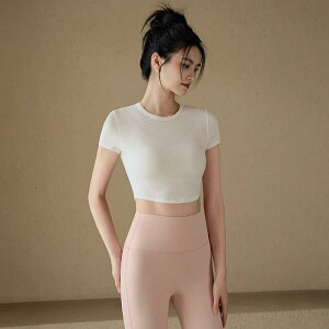 ヨガウェア レディース 半袖 Tシャツ ショート丈 細見え タイトフィット 吸湿速乾 ナイロン素材 ピラティス フィットネス ジム トレーニングウェア 夏向け