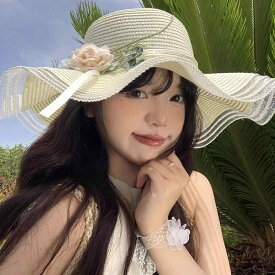 麦わら帽子 レディース UVカット 遮光 つば広 波型フリル 編み込み 花飾り フレンチスタイル リゾートハット 小顔効果 春夏 ビーチ 旅行 日よけ帽子