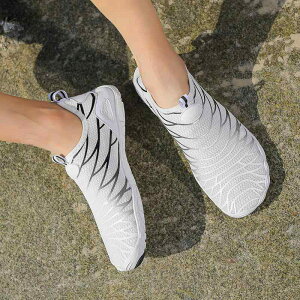 マリンシューズ 男女兼用 ユニセックス 五本指 滑り止め 速乾 伸縮性 メッシュ素材 ビーチ 砂浜 沢登り 渓流 素足感覚 水陸両用 ジム フィットネス 登山 トレッキング キャンプ アウトドア