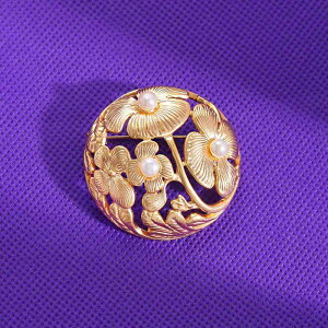 ブローチ レディース 金メッキ 淡水パール フリルデザイン 丸型 透かし彫り 電気メッキ加工 高級感 ヴィンテージ風 レトロ フォーマル パーティー アクセサリー