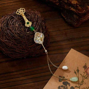 ブローチ レディース 新中式スタイル 蘭の花 天然貝殻 タッセルチャーム 淡水パール 模造翡翠 フラワーモチーフ エレガント 銅製 電気メッキ加工 チャイナドレス 襟飾り ピン