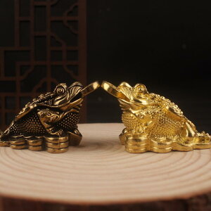 置物 真鍮製 金運招来 開運 風水 三本足 金運カエル 招財 硬貨 元宝 縁起物 卓上 インテリア オブジェ 茶器 茶道小物 骨董 レトロ アジアン アンティーク
