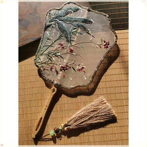 団扇 中華風 蘇州刺繍 宮廷扇 漢服 和装小物 竹製 タッセル付き エレガント 優雅な花柄デザイン 伝統工芸品