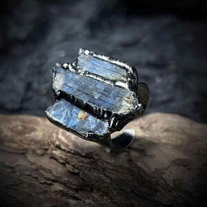 指輪 男女兼用 天然石 ブルークリスタル 原石風 不定形 三粒デザイン アンティークシルバー調 ヴィンテージ風 個性的 インスタ風 欧米スタイル おしゃれ カジュアル フリーサイズ