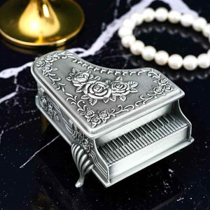 ジュエリーボックス レディース 女性用 高級感 金属製 ピアノ型 オルゴール型 ネックレス 指輪 リング イヤリング ピアス 宝石アクセサリー 欧米風 アンティーク調 丈夫な収納ケース(x2)