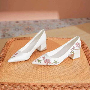 ウェディングシューズ レディース 結婚式 披露宴 オリエンタル 手刺繍 花柄 サテン ミドルヒール 太ヒール ポインテッドトゥ ブライダル フォーマル ドレス パンプス 歩きやすい ホワイト