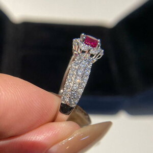 指輪 ピアス レディース おしゃれ 大人可愛い つぼみ型 フラワーモチーフ ルビー カラーストーン ジルコニア パヴェ 煌めく シンプル 普段使い デイリーユース 万能 フェミニン 春夏 アクセ