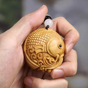 縁起物 黄楊木 木彫り 鯉 登竜門 開運 金運招福 立身出世 ハンドトイ 文玩 鑑賞品 携帯用 ストラップ キーホルダー お守り プレゼント 風水