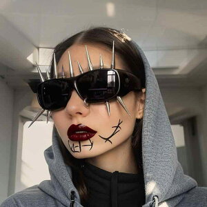 サングラス ユニセックス UV400カット 紫外線対策 サイバーパンク風 リベット スタッズ 悪魔風 フレームレス 変形 個性的 おしゃれ パーティー 欧米風 トレンド 未来風 ダーク