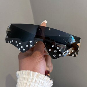サングラス UV400カット 一体型 ラインストーン Y2K インフルエンサー 欧米ファッション フューチャリスティック 個性的 幾何学デザイン 変形フレーム レジャー アウトドア スポーツ おしゃれ