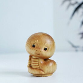 置物 崖柏木材 木彫り マスコット かわいい干支のヘビ カートゥーン風 ユニーク 卓上オブジェ 新中国風 インテリア プレゼント ギフト 誕生日 デスク周り 癒し
