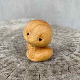 木彫り 置物 かわいい ヘビ 干支 巳 キャラクター 無垢材 柏木製 手作り ミニサイズ 卓上飾り 新中華風 アニマル オブジェ インテリア 玄関 リビング 書斎 デスクトップ