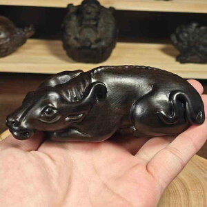 置物 インドネシア産 沈香木 開運招福 干支 丑 牛 無垢 木彫り 細工 工芸品 縁起物 インテリア 飾り物 オブジェ 贈答品 ギフト 誕生日プレゼント 風水 金運上昇 11cm