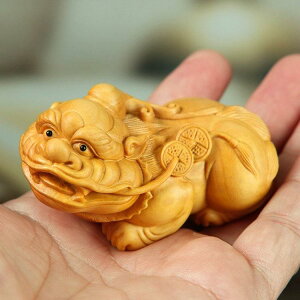 置物 メンズ 男性用 貔貅 ラッキーアイテム 金運 開運 風水 黄楊木彫り 無垢材 新中華風 古銭モチーフ 卓上 オフィス デスク 茶寵 コレクション 手持ち飾り