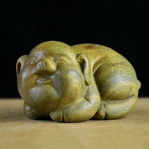 置物 緑檀 木彫り ブタ 縁起物 開運 風水 ラッキーアイテム 干支 かわいい 愛らしい 素朴 卓上 デスク インテリア オブジェ 手のひらサイズ マスコット