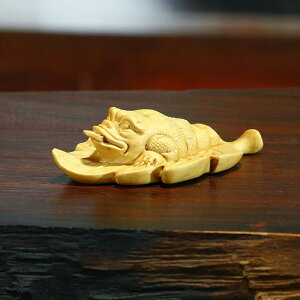 置物 メンズ 男性用 黄楊木製 天然木 手彫り工芸品 彫刻 一葉金蟾 動物モチーフ 開運 金運 幸運 縁起物 お守り 掌遊び 癒し 握り物 携帯 コレクション デスク オブジェ インテリア