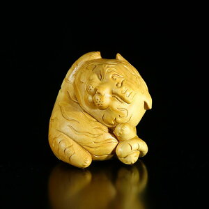 置物 男女兼用 黄楊木彫り 精巧な手作り 干支 虎 トラ 縁起物 開運 デスク飾り 玄関飾り 和風 インテリア 掌玩物 飾り物 鑑賞品 木製工芸品