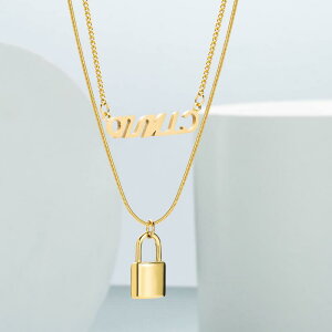 ネックレス レディース 金属アレルギー対応 チタン ステンレス製 変色しにくい 錆びにくい 二連 重ね付け風 イニシャル ロック チャーム ペンダント 欧米風 上品 きれいめ オフィス 通勤 カ