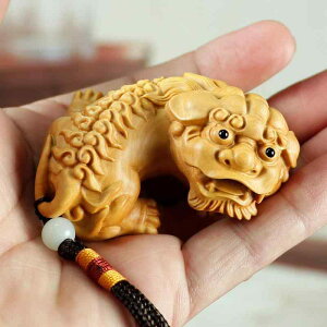 置物 招財運 ラッキーアイテム 開運 縁起物 振り向き貔貅 黄楊木 彫刻 中国風 手のひらサイズ 文玩 卓上 インテリア デスク飾り 工芸品 贈り物