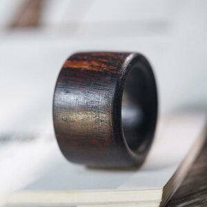 指輪 メンズ レディース 男女兼用 親指用 リング 高級香木 降真香 老木 黒油入り 木製 中式 文玩 美術工芸品 コレクション 鑑賞用 装飾品 アクセサリー