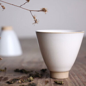 茶杯 陶磁器 建盞 官窯風 斗笠形 鈴型デザイン 一人用 香り高まる 和風モダン 上品 白 おしゃれ 来客用 プレゼント 湯呑み お茶碗(x2)