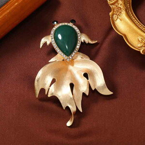 ブローチ レディース 男女兼用 翡翠風 金魚 縁起物 オリエンタル レトロ アンティーク コート アウター ジャケット バッグ 装飾品 アクセサリー 電気メッキ加工 グリーン オレンジ