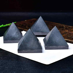 天然石 置物 シュンガイト ロシア産 ピラミッド 電磁波対策 磁場保護 パワーストーン ヒーリング 癒し インテリア オブジェ 5cm角