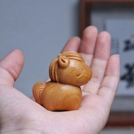 置物 柏木 木彫り 手のひらサイズ 丸々としたかわいい馬 ユニークデザイン 手彫り研磨仕上げ 卓上インテリア オブジェ 干支 午 誕生日プレゼント ギフト 縁起物