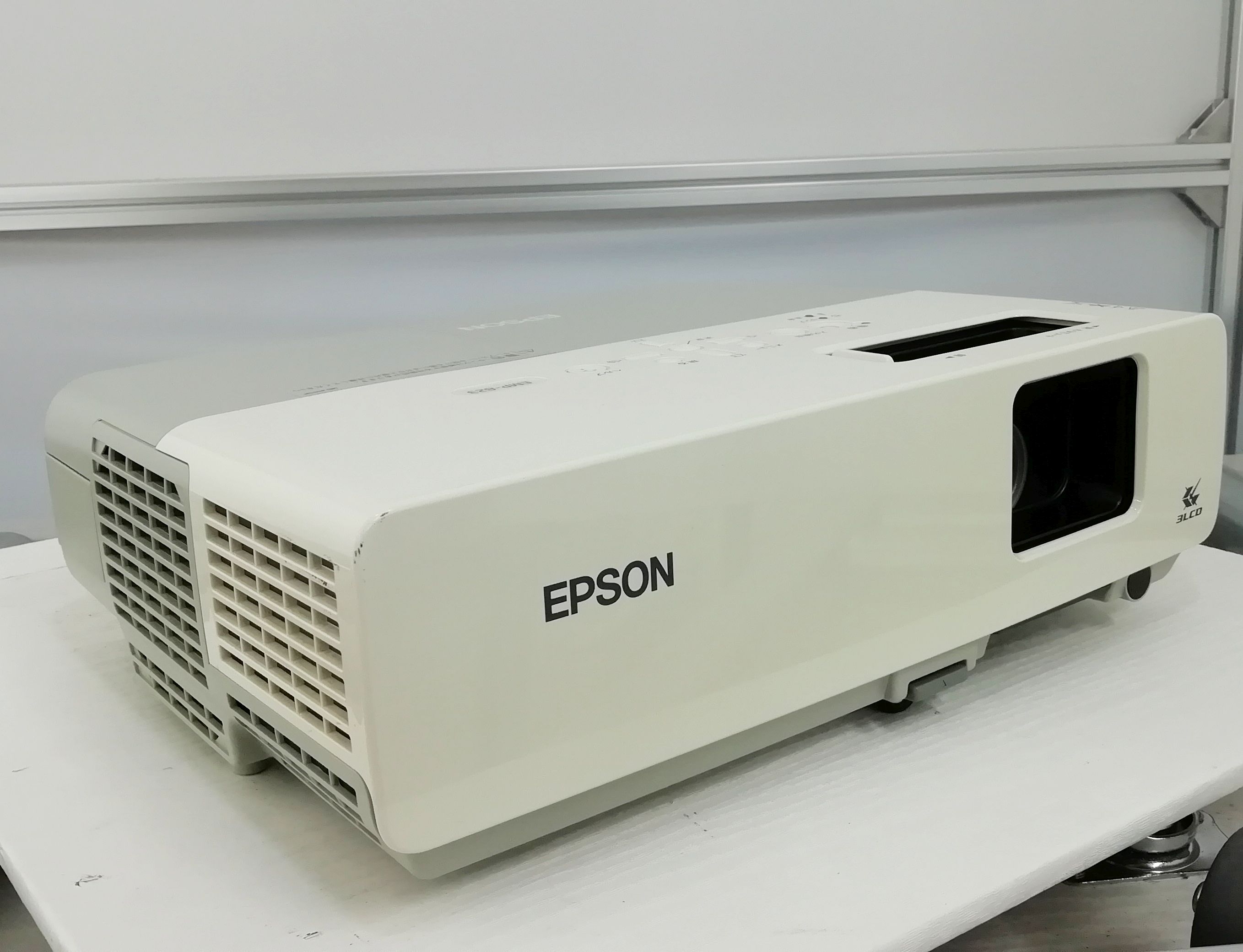 中古品 EPSON LCD PROJECTR MODEL：EMP-TW700 - プロジェクター