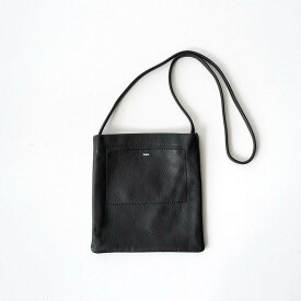 【2024 S/S】【20/80 トウェンティーエイティー】SHRINK LEATHER FLAT POCKET SHOULDER BAG SMALL BKメンズ 男性 レディース 女性 バッグ 鞄