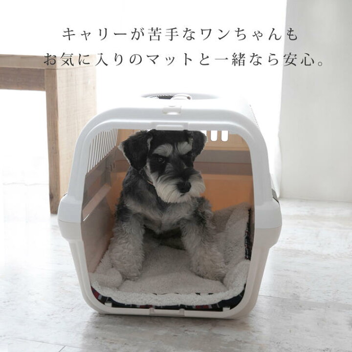 「マイペース応援！くつろぎクレートマット」：クレートの中で快適に過ごす子犬