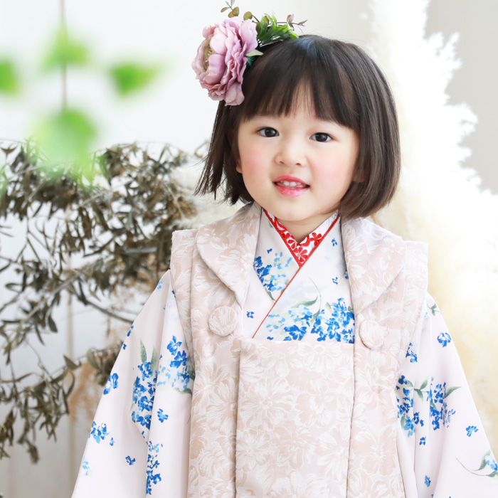 【レンタル】当店オリジナル 七五三 着物 3歳 レンタル 女の子 被布着物10点セット「薄ピンク地に青の花柄  被布・ベージュピンク」日本製生地・着物被布セット モダン 衣装 おしゃれ かわいい | 洋服・小物　なでしこ
