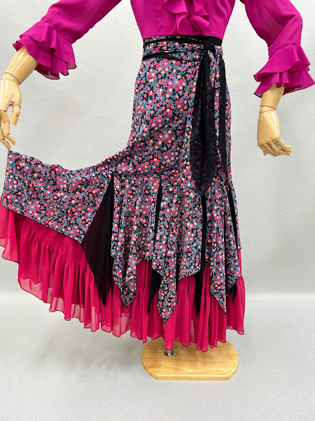 【中古】フラメンコ衣装 ダンス衣装ピンク小花柄スカート Mサイズ　個性的でたっぷり広がるスカート お買い得 格安フラメンコ衣装  華やかな動きのあるアンダースカート軽くて踊りやすい　ナジャハウス 日本製 | ナジャハウス