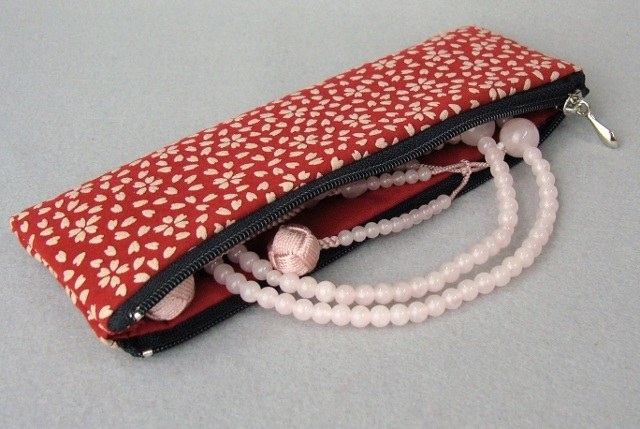 78％以上節約 数珠袋 念珠袋 ファスナー付 赤 さくら 印伝調 ペンケース型 横長型 数珠袋
