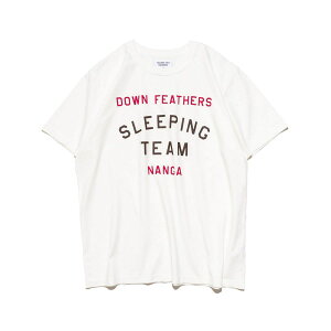yziK NANGA ×TACOMA iK×^R}tWR[h_EtF[U[X[sO`[SeB[ FUJI RECORDS DOWN FEATHERS SLEEPING TEAM LOGO TEE