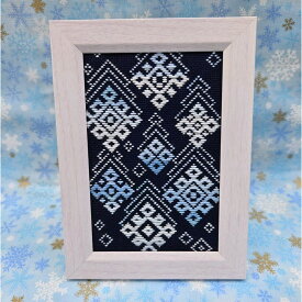 こぎん刺しキット オリジナル「降り止まぬ雪」 ハガキ大サイズ額 コングレス 糸 針 図案 こぎん刺し 夜 冬 雪 工作 ピンク キット 初心者 簡単 手芸キット 手芸セット 手芸用品 趣味 ハンドメイドキット 刺繍キット 手作り 手芸 ナンデモヤ 青森